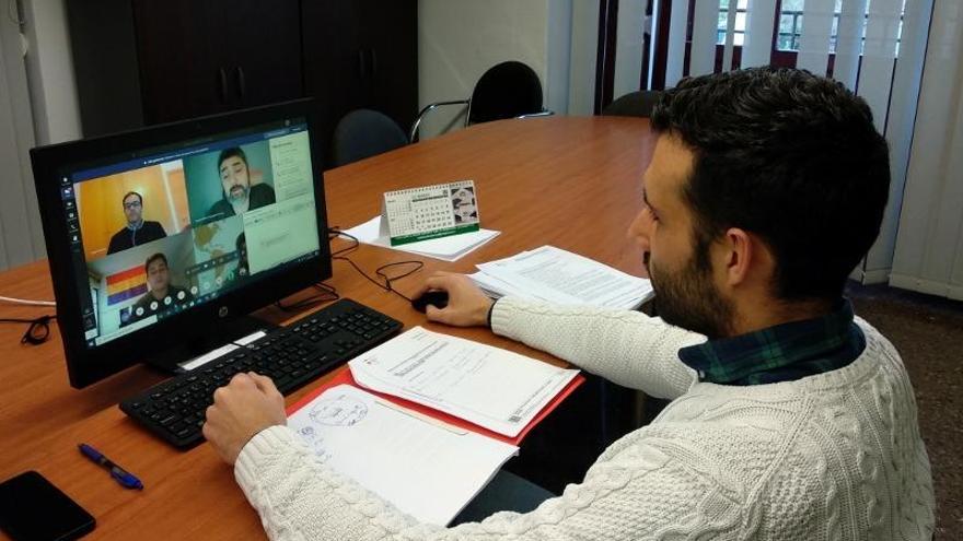 El alcalde conectado con otros ediles en el pleno de ayer