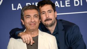 El actor argentino Ricardo Darin y el cineasta argentino Santiago Mitre (d) posan en un photocall de ’Argentina’ durante la 79ª edición del Festival Internacional de Cine de Venecia.