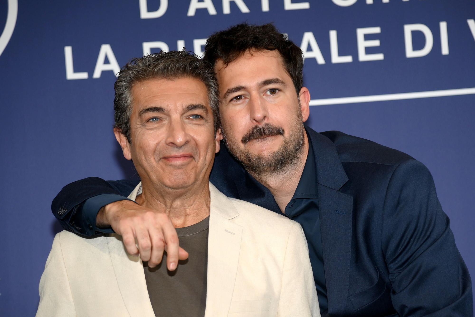 El actor argentino Ricardo Darin y el cineasta argentino Santiago Mitre (d) posan en un photocall de 'Argentina' durante la 79ª edición del Festival Internacional de Cine de Venecia.