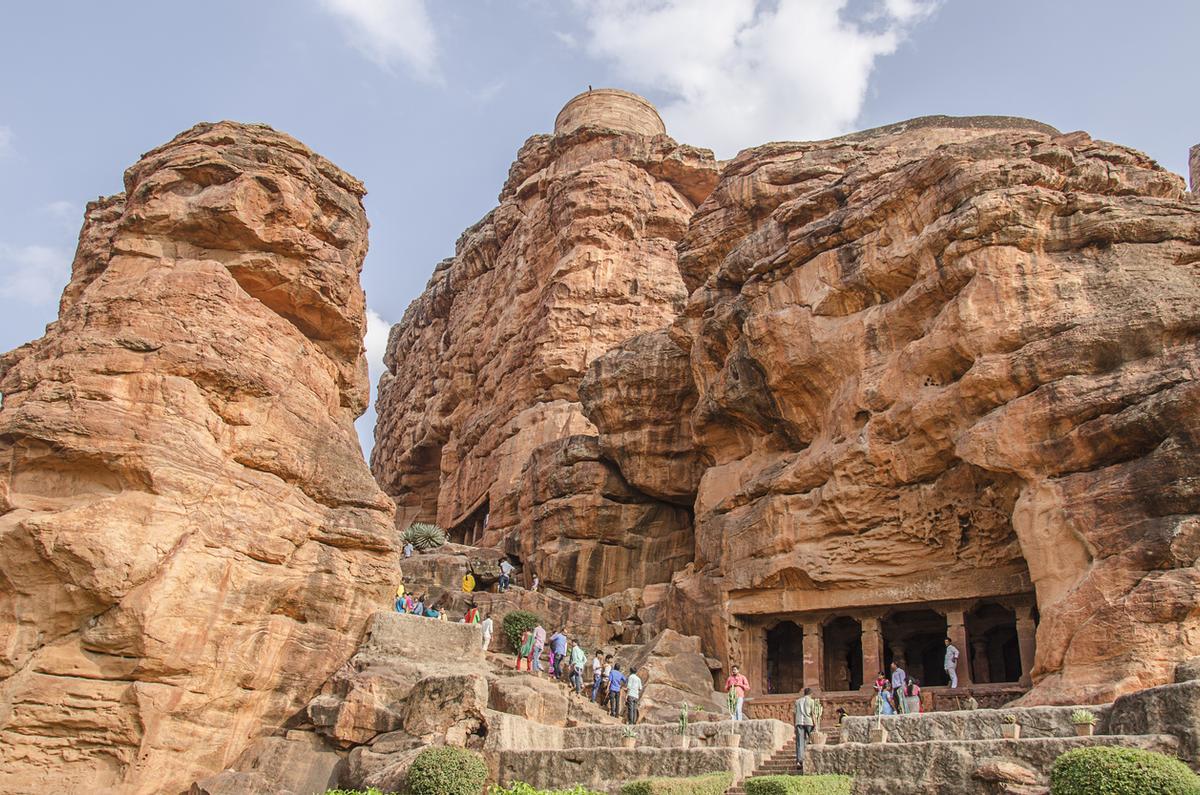 Templos rupestres excavados en la roca de Badami.