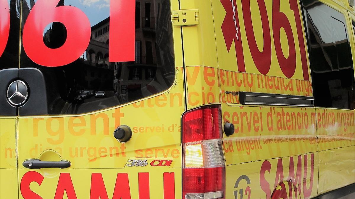 El SAMU ha asistido a dos personas heridas al colisionar un coche y un camión en término de Moncada.