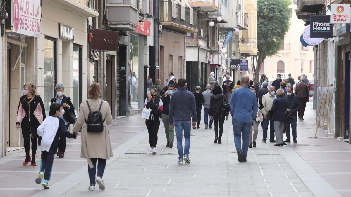 Vecinos pasando por la Corredora