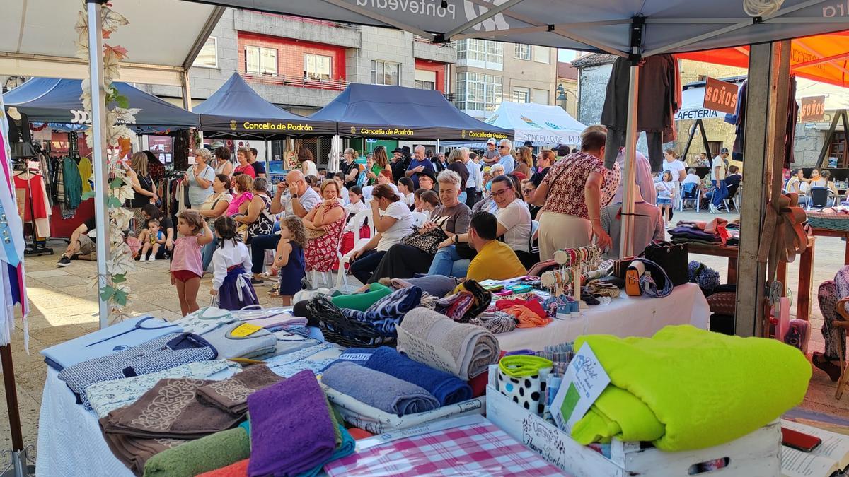 Público asistente a la feria del comercio de Pontecesures desplegada el pasado finde.