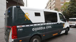 Uno de los padres de los pequeños durante su traslado a prisión desde los juzgados de Oviedo | FERNANDO RODRÍGUEZ