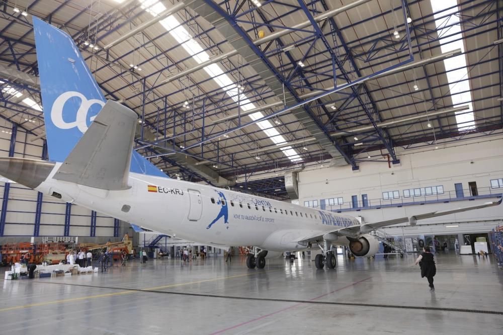 Presentación de avión de Air Europa rotulado con el nombre de la academia de Rafa Nadal