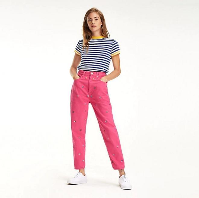 Camiseta de rayas y pantalón rosa de Tommy Hilfiger