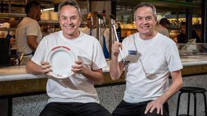 Los hermanos Sergio y Javier Torres, en la barra de Parada Torres, en el mercado de Santa Caterina.