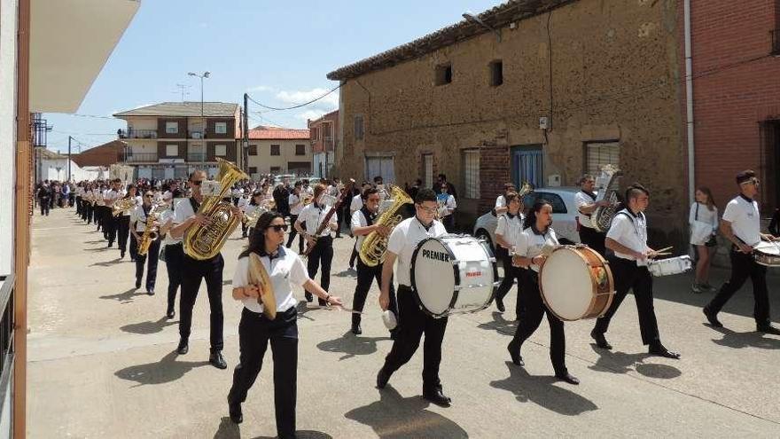 La banda Maestro Lupi en un pasado desfile de la fiesta de la patrona de San Cristóbal de Entreviñas.