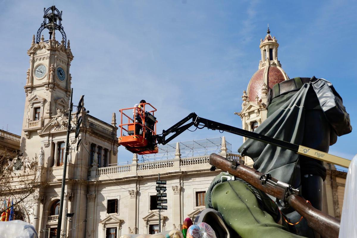 El corazón de las Fallas se levanta: avanza el montaje de la falla municipal de València El corazón de las Fallas se levanta: avanza el montaje de la falla municipal de València