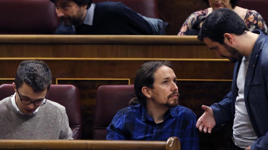 Pablo Iglesias y Alberto Garzón hablan en el Congreso.