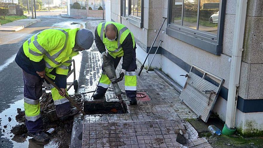 Reparación de la avería en el suministro de agua en O Barnal.   | // N. P.