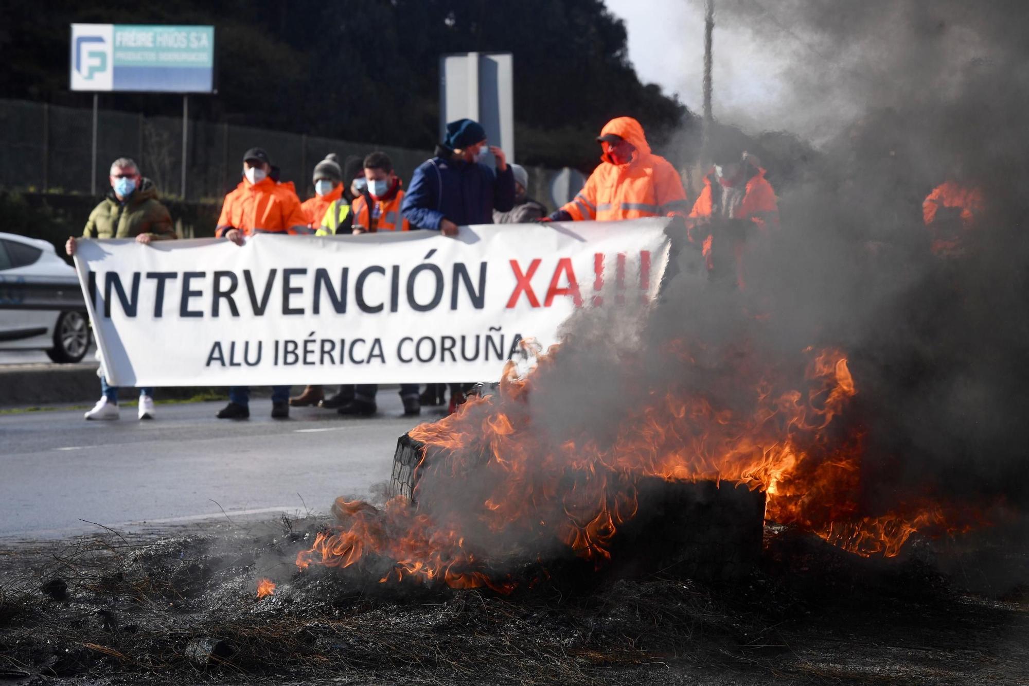 Protestas de los trabajadores de Alu Ibérica en la entrada de la factoría