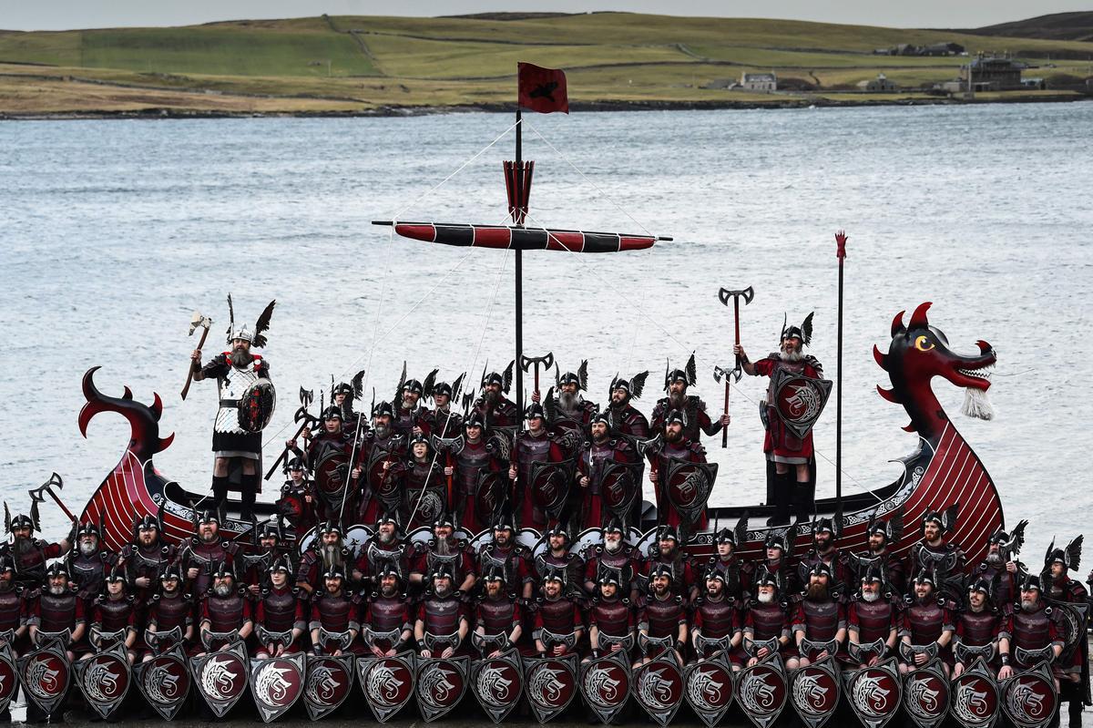 Celebración de la influencia de los vikingos escandinavos en las Islas Shetland, con hasta 1,000 guizers (hombres disfrazados) arrojando antorchas encendidas en su bote vikingo y prendiéndolo fuego más tarde en la noche.