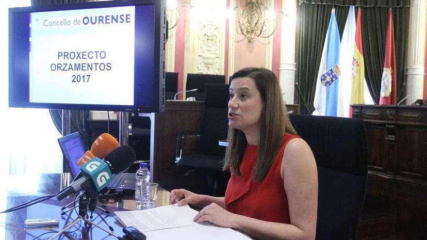 La concejala de Hacienda, Ana Morenza, trasladó a los grupos la propuesta del gobierno local. // I. Osorio