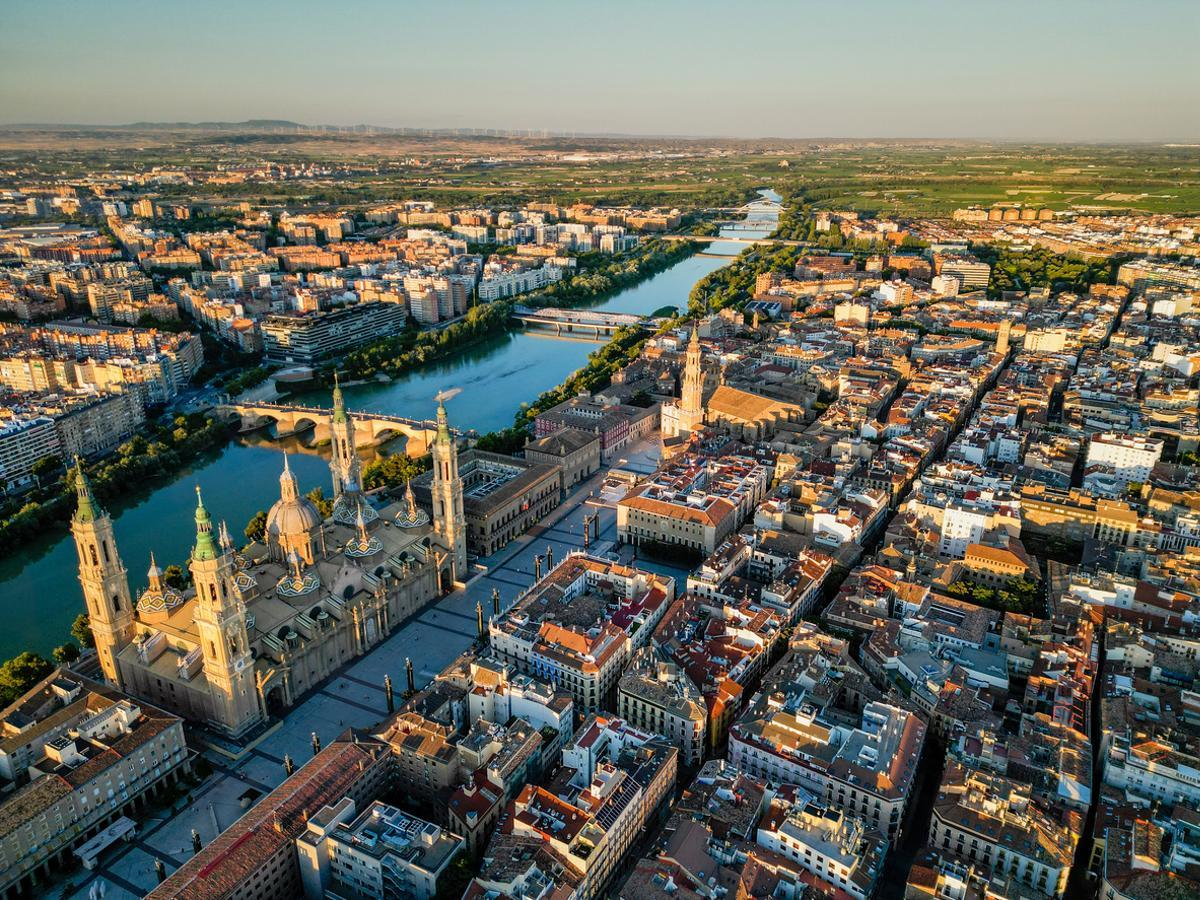 Espectacular skyline de la ciudad de Zaragoza al atardecer