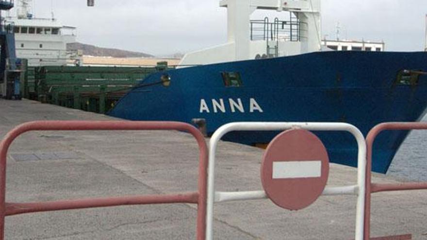 El barco con los cereales, bloqueado ayer en el puerto de La Luz. i ADOLFO MARRERO