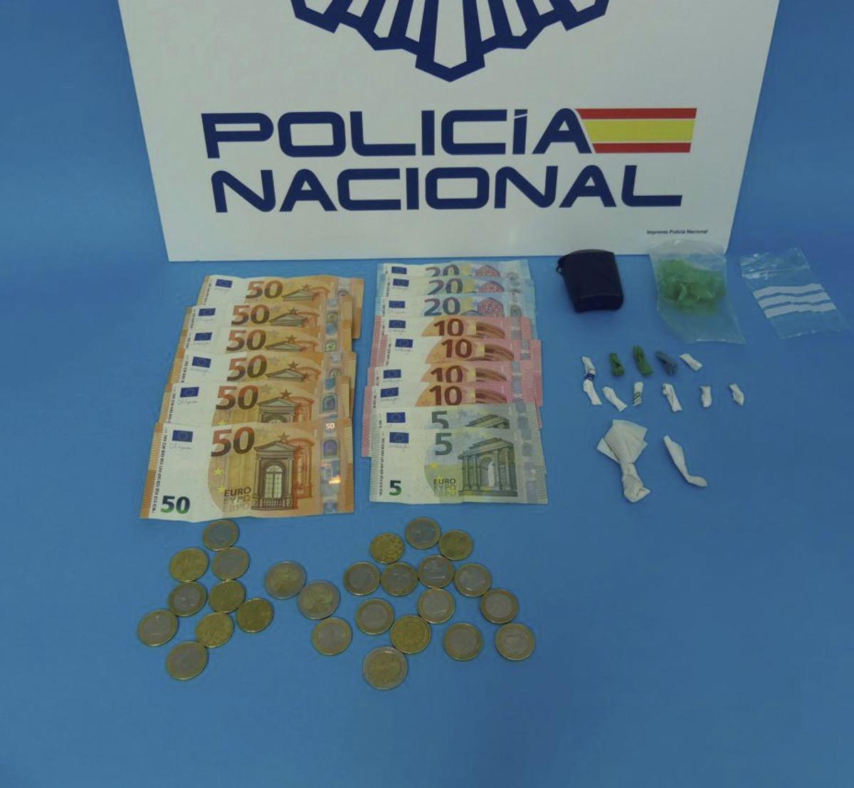 Efectos incautados a uno de los detenidos.