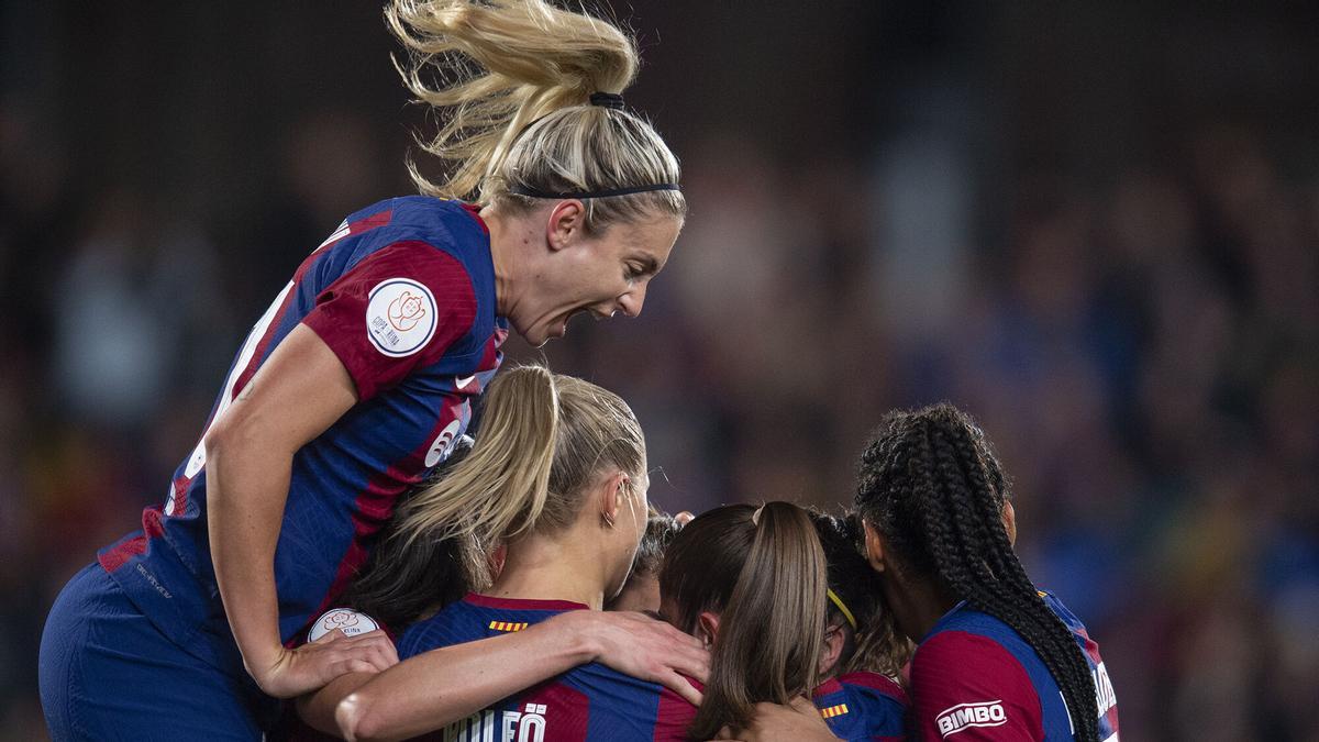 Alexia salta sobre la piña alrededor de Patri Guijarro tras el segundo gol azulgrana durante el partido de vuelta de las semifinales de la copa de la Reina entre el Barça y el Athletic de Bilbao, femeninos.