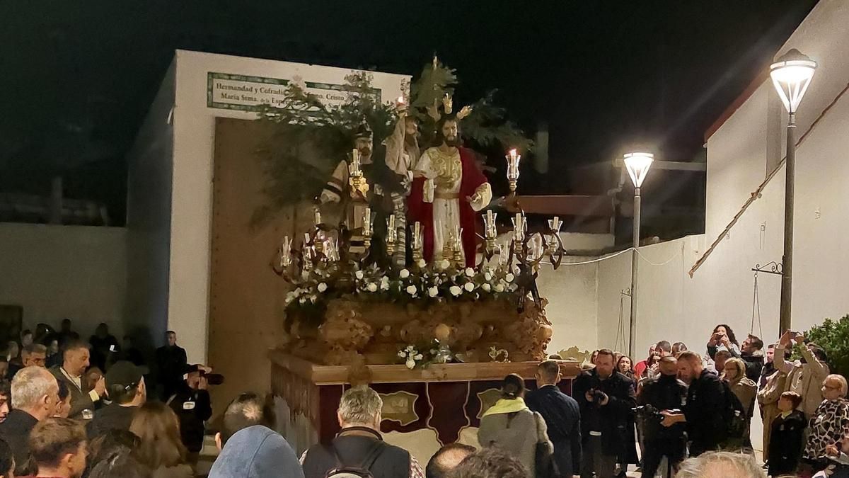 Procesión del Cristo del Perdón desde la parroquia de San Sebastián.