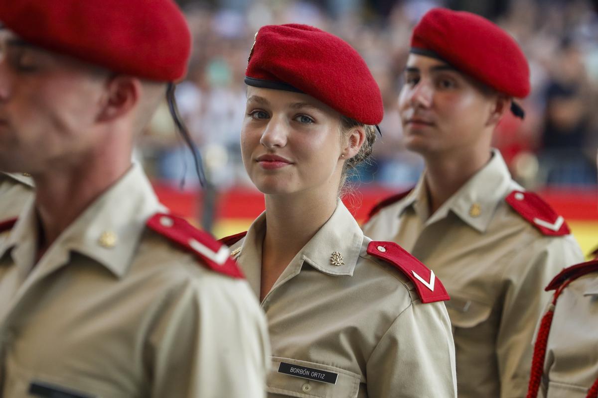 La princesa Leonor participa con los cadetes de la Academia General Militar de Zaragoza en la ofrenda a la Virgen del Pilar