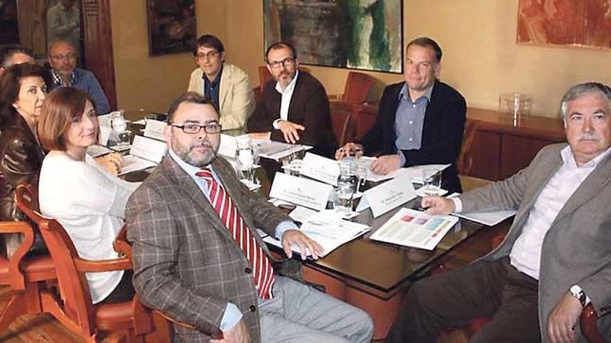 Participantes de la mesa de trabajo presidida por Biel Barceló y Iago Negueruela.