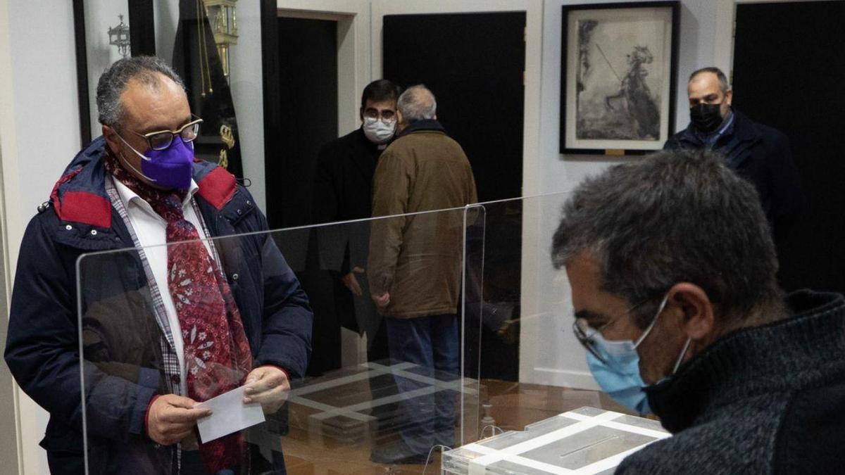 Teo Hernando se dispone a votar en la sede del Santo Entierro.