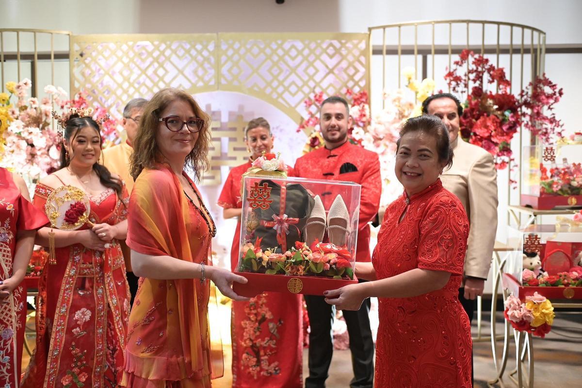 Una tía del novio hace entrega de uno de los regalos