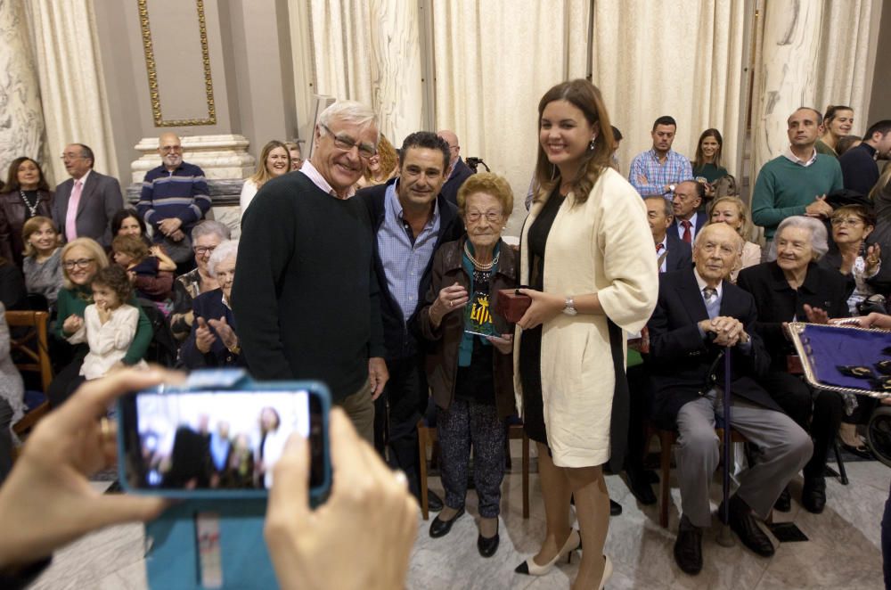 Homenaje a los 25 vecinos centenarios de Valencia