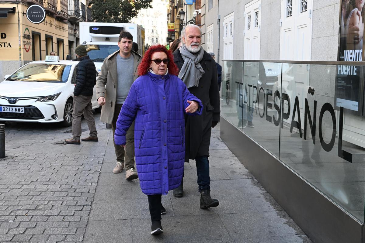 Lluís Homar (d) asiste a la capilla ardiente de Marisa Paredes en el Teatro Español, a 18 de diciembre de 2024, en Madrid (España). La actriz Marisa Paredes falleció este pasado martes a los 78 años. 