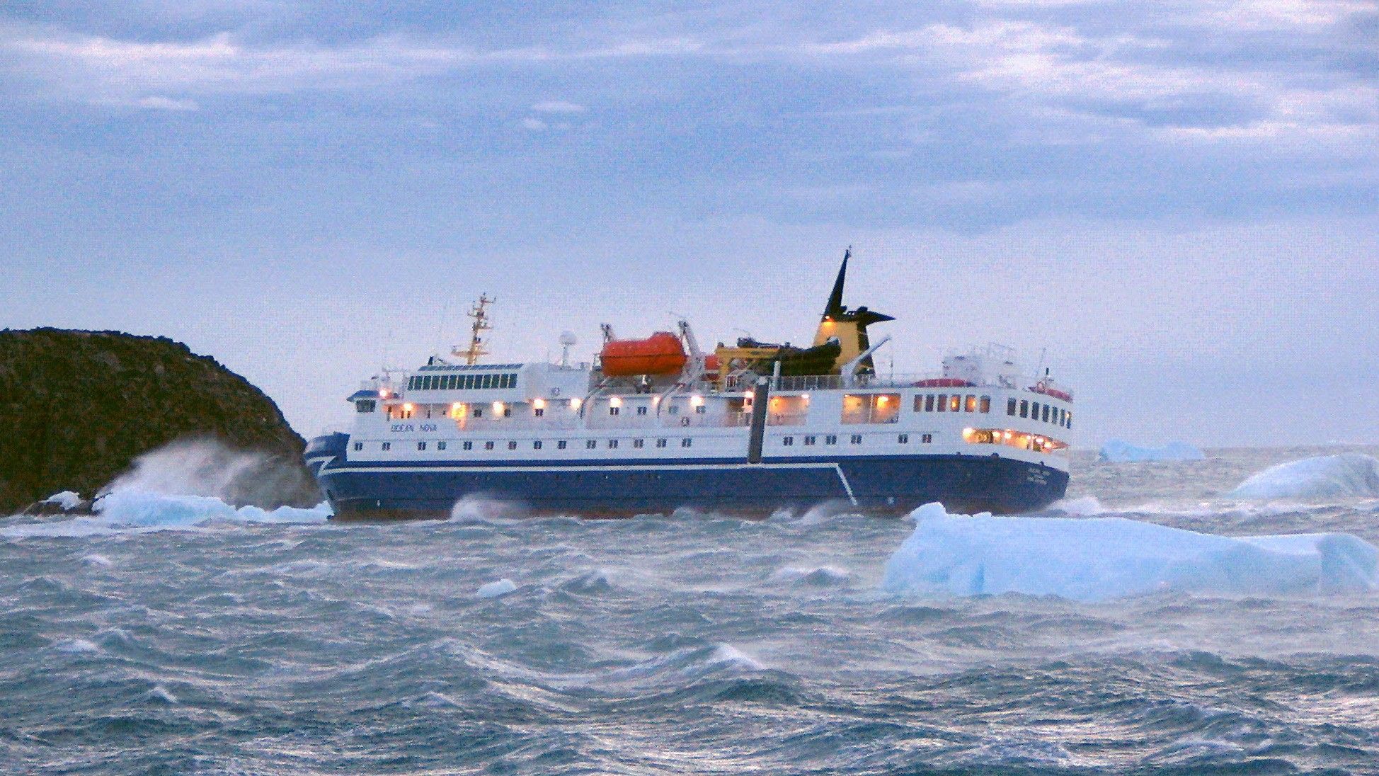 El crucero turístico 'Ocean Nova', navegando por aguas de la Antártida, en una imagen de archivo.