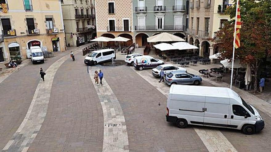 Vehicles aparcats a la plaça de l&#039;Ajuntament d&#039;Igualada