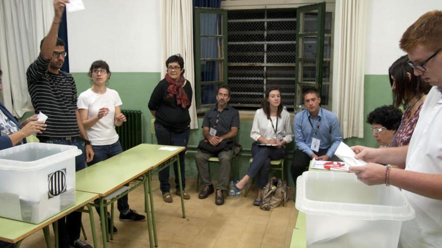 Varias personas en una mesa del referéndum del 1-O.