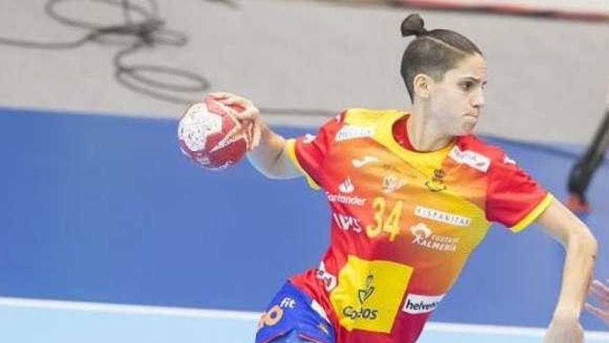 Alicia Fernández, con la pelota, en un partido con España. // FdV