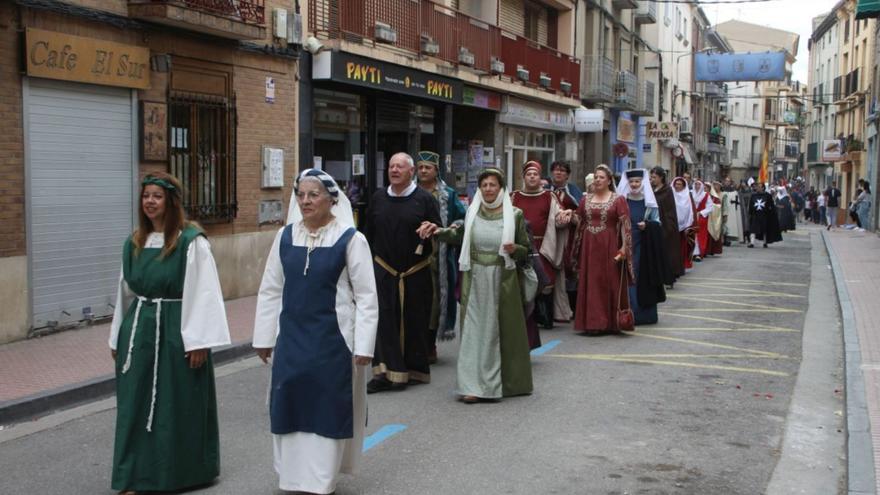 Más de 100 vecinos del pueblo se vistieron de época para el desfile.  |