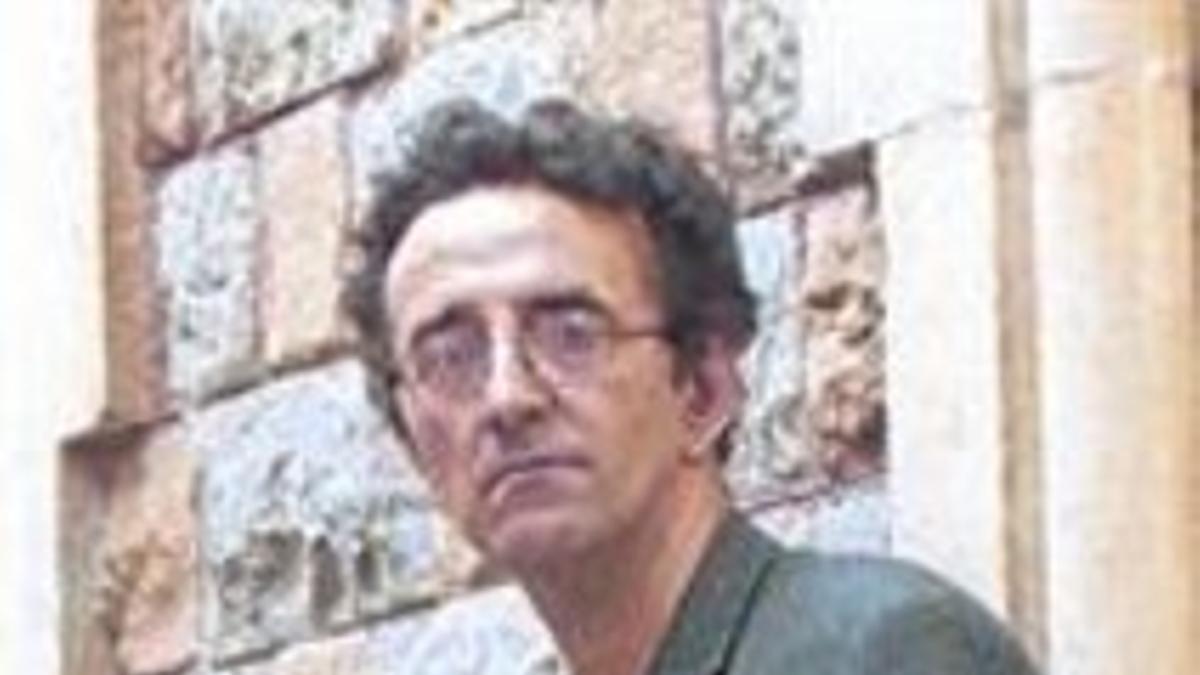 Roberto Bolaño, en el paseo de Gràcia de Barcelona, en el 2001.
