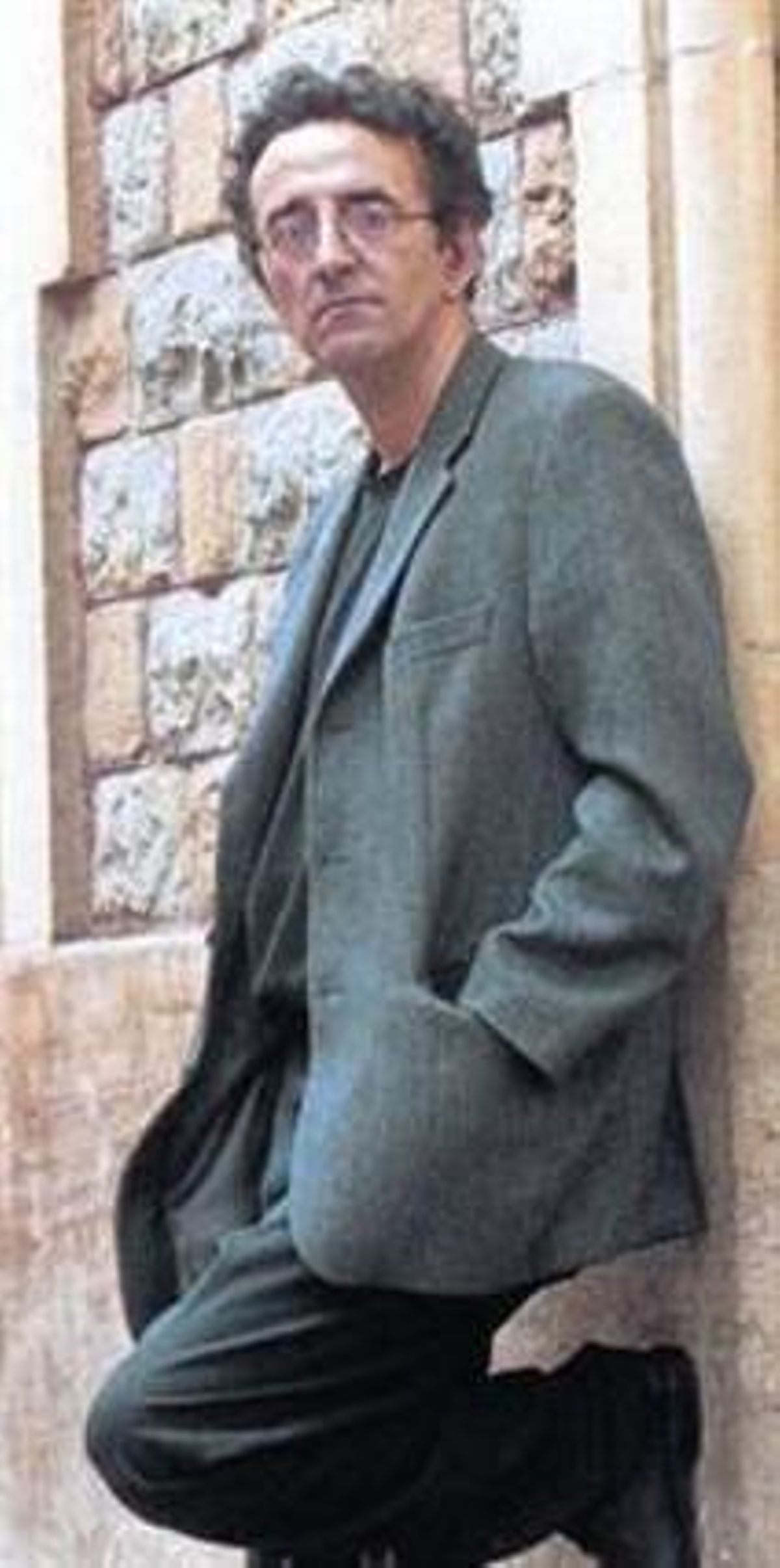 Roberto Bolaño, al passeig de Gràcia de Barcelona, el 2001. Roberto Bolaño, al passeig de Gràcia de Barcelona, el 2001.