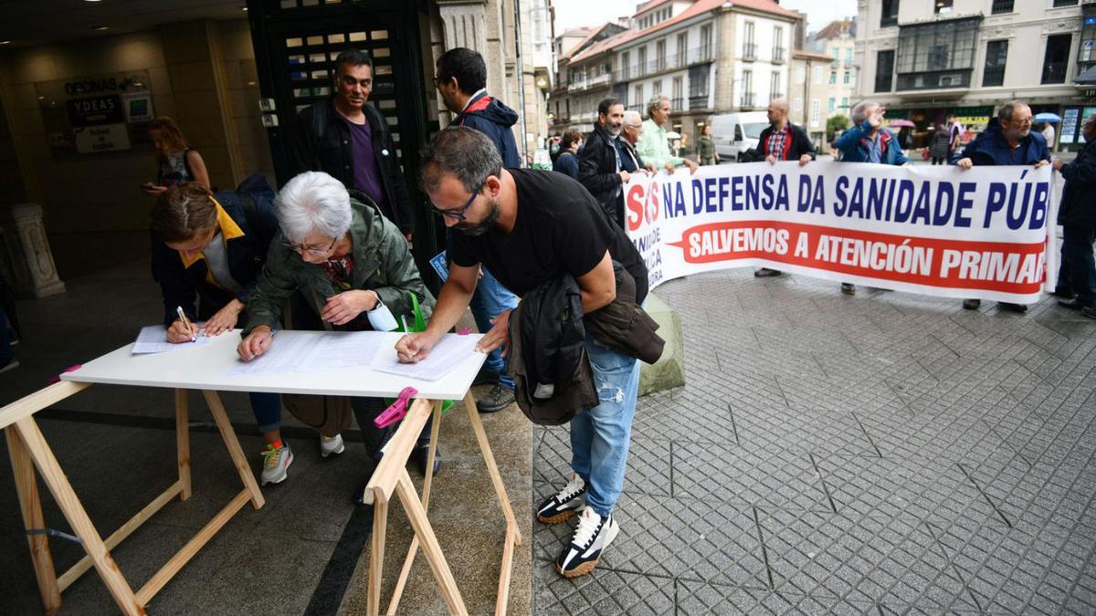 Recogida de firmas por la sanidad pública en la Praza da Peregrina de Pontevedra. |   // GUSTAVO SANTOS