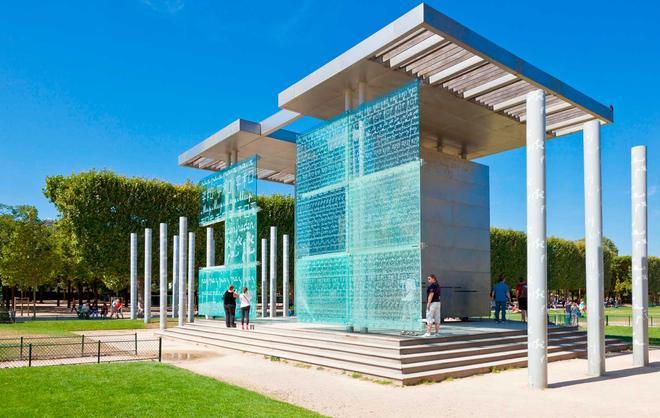 Peace wall Le Mur pour le Paix  Champs de Mars Paris France EU Europe