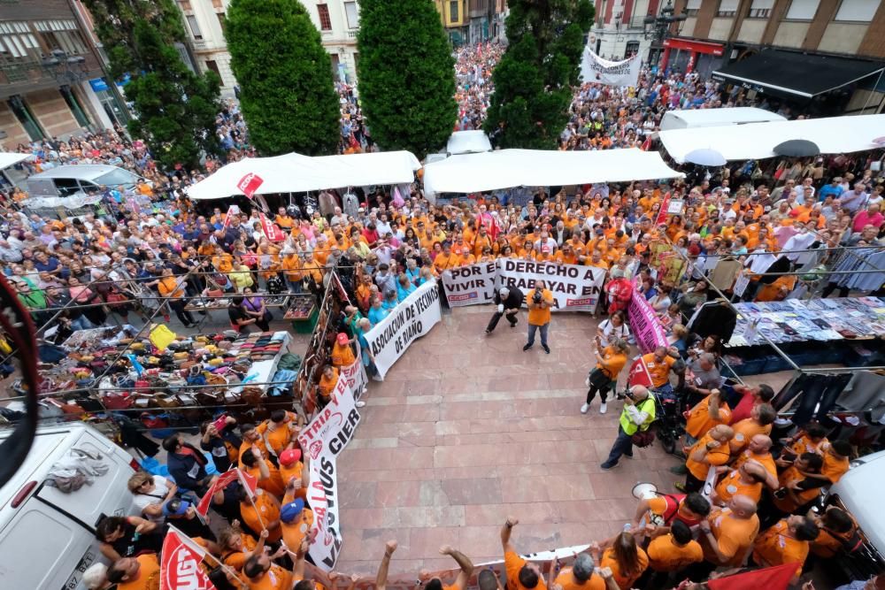 Siete mil personas claman en Langreo contra el cierre de Vesuvius