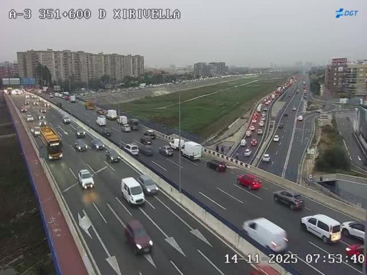 Tráfico denso en el enlace de la A-3 y V-30 en Xirivella