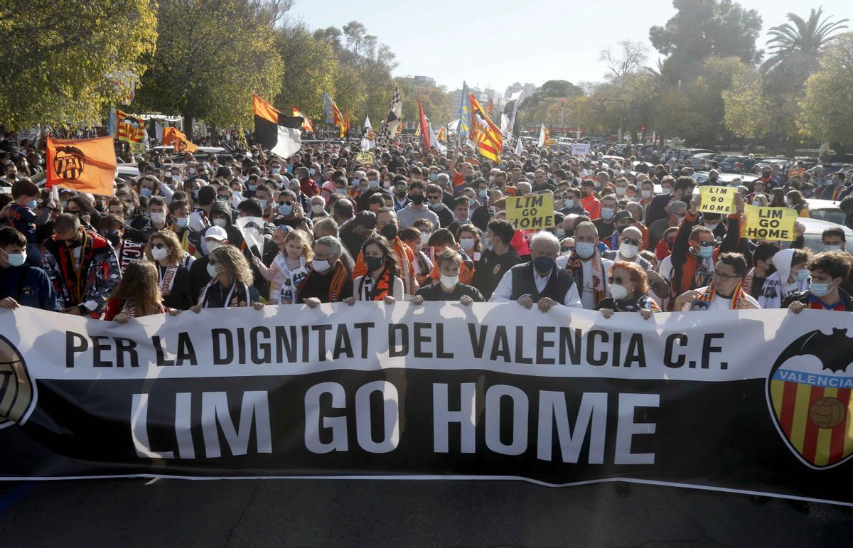 Manifestación multitudinaria de valencianistas contra Meriton