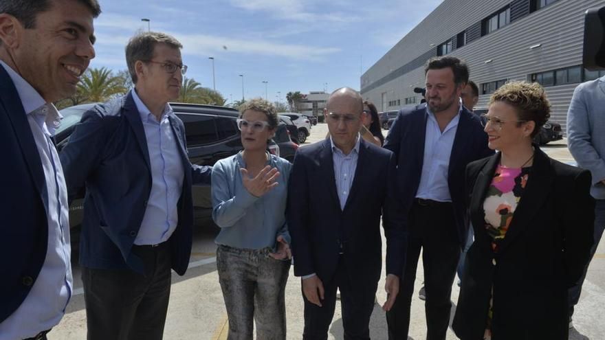 Feijóo comienza su visita a Elche con un encuentro con empresarios del calzado