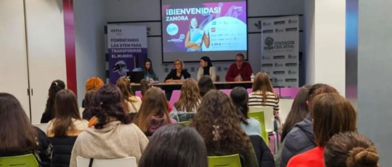 Presentación del programa STEM Talent Girl a las participantes zamoranas de este curso. | Cedida