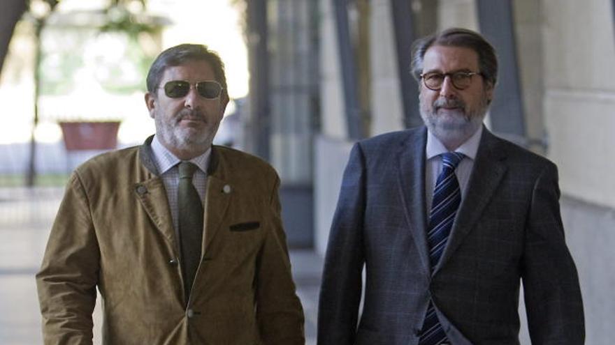 El exdirector general de Trabajo de la Junta de Andalucía, Francisco Javier Guerrero (i), acompañado por su abogado, Fernando de Pablo.