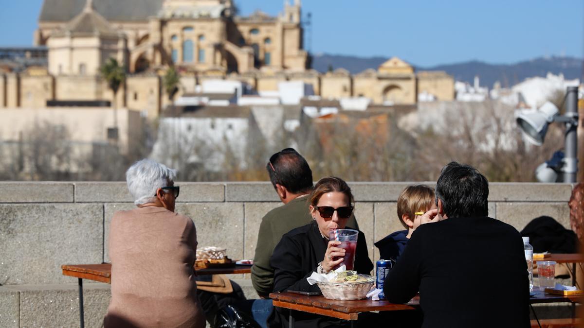 Un pasacalles multicolor inaugura el Mercado Renacentista de Córdoba