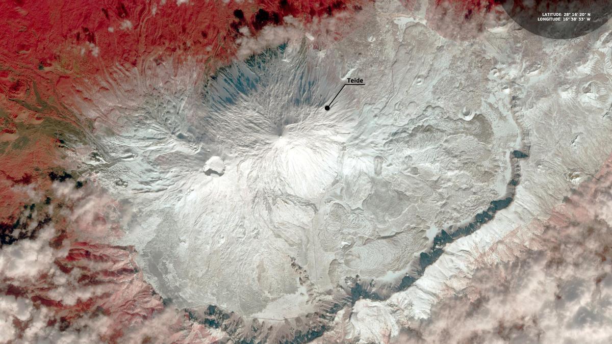 Imagen del Teide nevado vista desde el espacio.