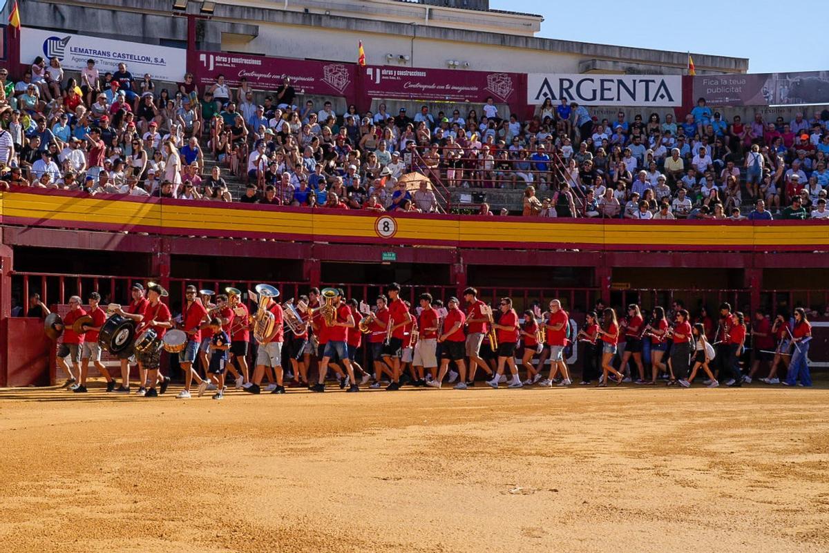 L'associació Musical Valldalbense despedint les festes patronals a la plaça de bous.