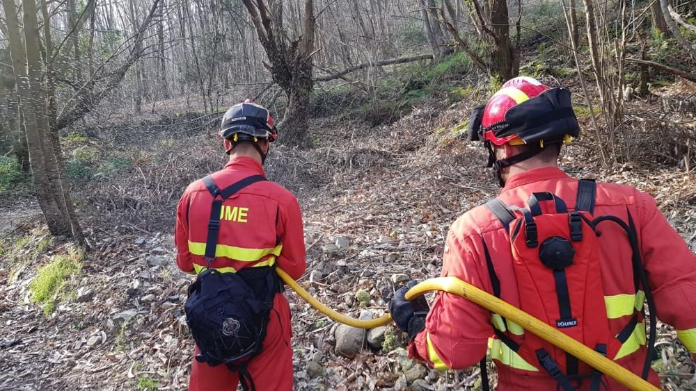 El ejército lucha contra las llamas en Asturias.