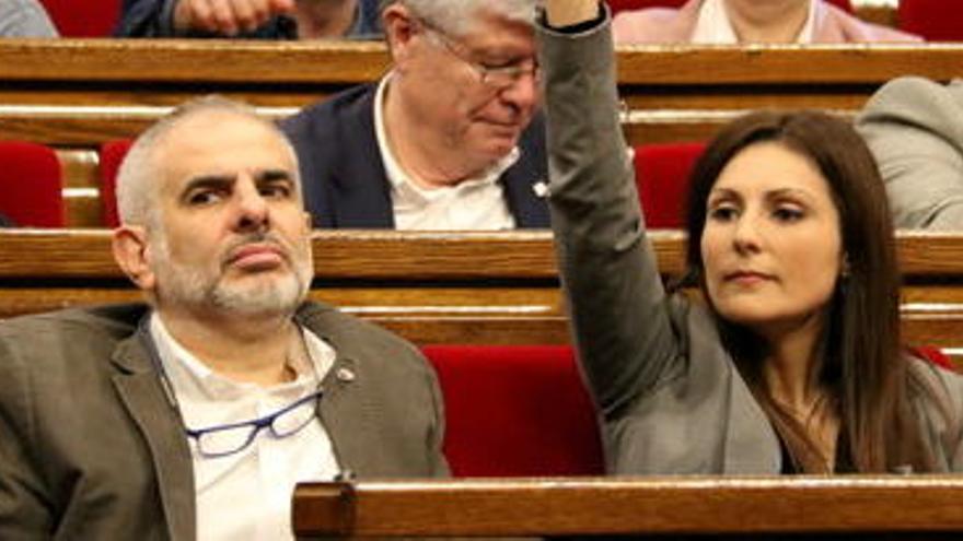 Carlos Carrizosa i Lorena Roldán en un ple del Parlament |