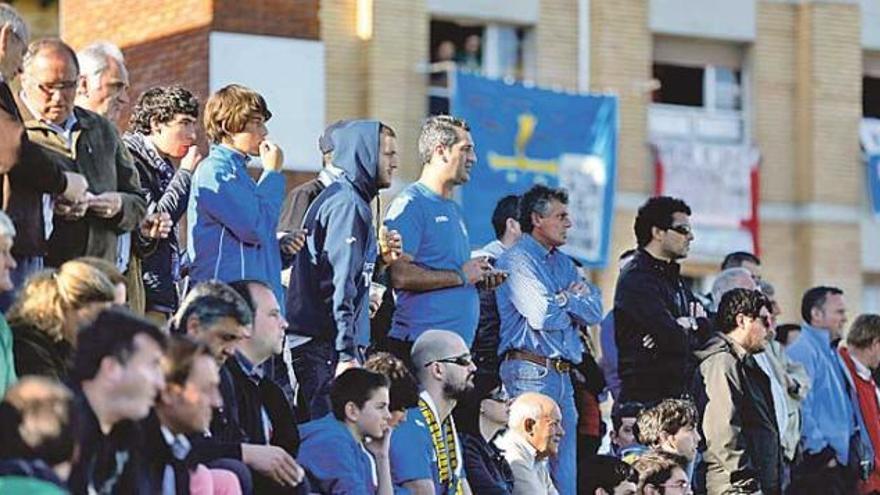 La afición del Oviedo, la temporada pasada en Luanco